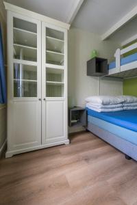 a small room with a bed and a closet at Saffier Zuid-Limburg in Simpelveld