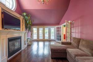 a living room with a couch and a fireplace at Chestnut Inn in Niagara Falls