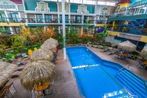 an indoor swimming pool in a hotel with a resort at Hôtel Québec Inn par JARO in Quebec City