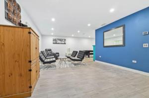 a living room with chairs and a blue wall at Little heaven in Spring Hill in Spring Hill