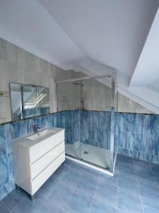 Bilik mandi di Casa Chouza Sardiñeiro