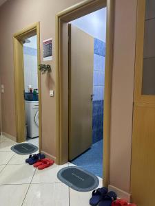 Un baño con dos puertas abiertas y un inodoro. en Tote's Sea View Apartament, en Sarandë