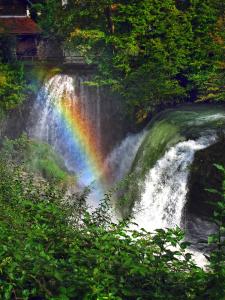 een regenboog aan de kant van een waterval bij Rooms Roza in Slunj