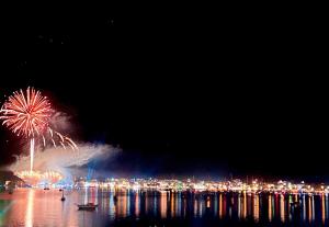 ein Feuerwerk auf dem Wasser in der Nacht in der Unterkunft Fairy home Porto Heli in Porto Heli + 32 Fotos