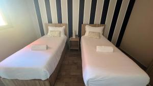 سرير أو أسرّة في غرفة في Appartement 3 vue sur mer