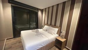 سرير أو أسرّة في غرفة في Appartement 3 vue sur mer