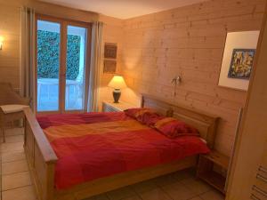 a bedroom with a bed and a window at Moilles 13 in Arni Alp
