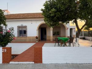 Cañada del RabadánにあるLa Casa del Flamencoの建物前のテーブルと椅子