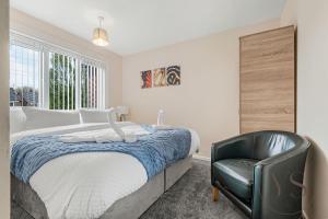 Postel nebo postele na pokoji v ubytování Modern 3BR Family Home in 14 Hempole Lane Near Dudley with Netflix, Wi-Fi & Free Parking + 91 fotografií