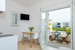 TV a/nebo společenská místnost v ubytování Sea View Apartments Tihi II