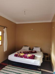 Postel nebo postele na pokoji v ubytování Kasbah Desert Camp