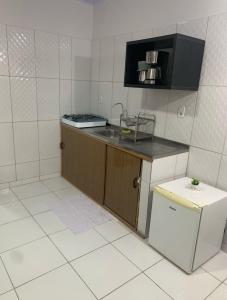 ベレンにあるCasa Marajó no Centro de Belém COP30の小さなキッチン(カウンター、冷蔵庫付)