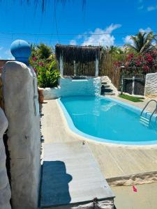 Una pequeña piscina con cascada en un patio. en Pousada Villa Kalani, en Timbó 6 fotos más