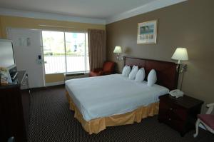 Postel nebo postele na pokoji v ubytování Ambassadors Inn & Suites