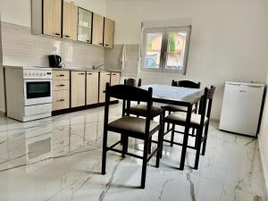 Kuchyň nebo kuchyňský kout v ubytování Apartmani Gusani