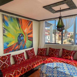 sypialnia z łóżkiem i obrazem na ścianie w obiekcie Family-Friendly Villa with Private Pool & Rooftop Sunset Views, 5min to Taghazout w mieście Agadir nʼ Aït Sa