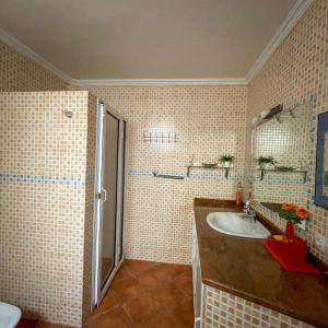 łazienka z umywalką i prysznicem w obiekcie Family-Friendly Villa with Private Pool & Rooftop Sunset Views, 5min to Taghazout w mieście Agadir nʼ Aït Sa