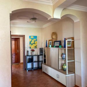 pokój z półką i sufitem w obiekcie Family-Friendly Villa with Private Pool & Rooftop Sunset Views, 5min to Taghazout w mieście Agadir nʼ Aït Sa +62 zdjęcia