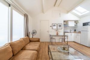 a living room with a couch and a table at Yess in Vinkeveen