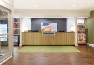 una sala d'attesa in un negozio con un bancone di Spark By Hilton Kannapolis a Kannapolis