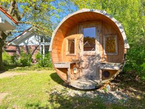 Zahrada ubytování Ferienhaus Wiesengeflüster W3 - mit Fasssauna und Garten, 300 m zur Müritz