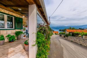 a building with plants on the side of a street at Apartment New in Splitska