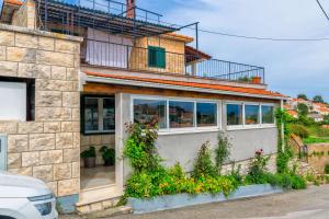 a house with flowers on the side of it at Apartment New in Splitska