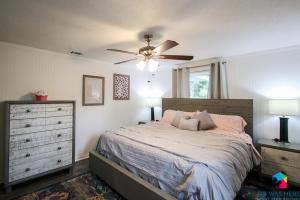 Postel nebo postele na pokoji v ubytování Cake By The Ocean Electric Recliners-Minutes From I-95 And Pembroke