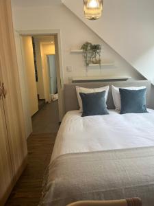 Postel nebo postele na pokoji v ubytování Boho Chic Penthouse