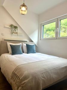 Postel nebo postele na pokoji v ubytování Boho Chic Penthouse