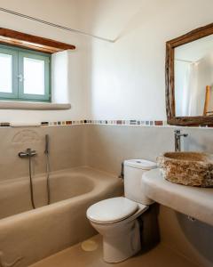 un bagno con un water, una vasca e un lavandino di Nerea Idyllic Sunset Home , Paros a Nea Cryssi Akti Altre 22 foto