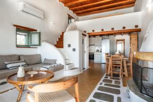 un soggiorno con un divano e un tavolo di Nerea Idyllic Sunset Home , Paros a Nea Cryssi Akti