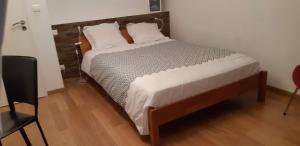 una camera da letto con un letto grande con testiera in legno di Villa blue Velvet a Yvré-lʼÉvêque