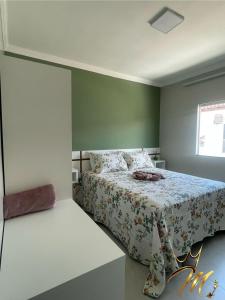 a bedroom with a bed and a window at Apt Completo e Confortável 300mt Praia de Croa Vermelha in Coroa Vermelha