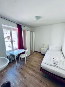 Postel nebo postele na pokoji v ubytování Hotel Rebstock Meiringen