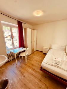 Postel nebo postele na pokoji v ubytování Hotel Rebstock Meiringen