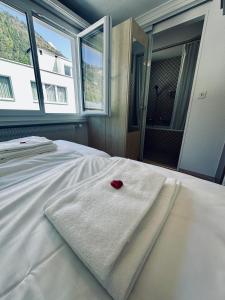Postel nebo postele na pokoji v ubytování Hotel Rebstock Meiringen