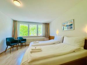 Postel nebo postele na pokoji v ubytování Hotel Rebstock Meiringen