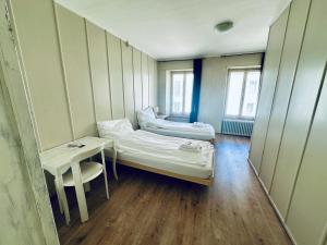 Postel nebo postele na pokoji v ubytování Hotel Rebstock Meiringen