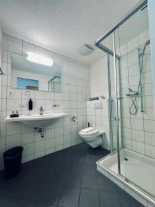 Koupelna v ubytování Hotel Rebstock Meiringen