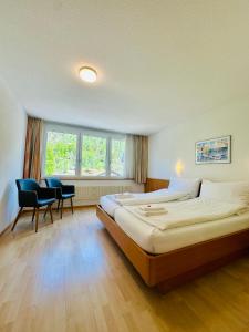 Postel nebo postele na pokoji v ubytování Hotel Rebstock Meiringen
