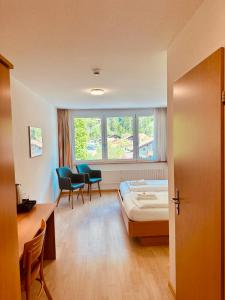 Postel nebo postele na pokoji v ubytování Hotel Rebstock Meiringen
