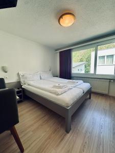 Postel nebo postele na pokoji v ubytování Hotel Rebstock Meiringen