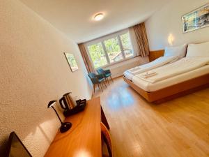 Postel nebo postele na pokoji v ubytování Hotel Rebstock Meiringen