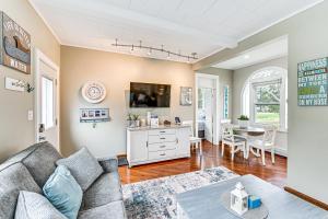 サウス・ヘイブンにあるhalf Mi to Beach and Lake Michigan Condo with Pool!のソファとテーブルのあるリビングルーム