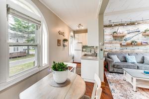 サウス・ヘイブンにあるhalf Mi to Beach and Lake Michigan Condo with Pool!のソファとテーブルのあるリビングルーム