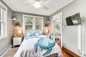 サウス・ヘイブンにあるhalf Mi to Beach and Lake Michigan Condo with Pool!のベッドとテレビと窓のある寝室 +17枚の写真