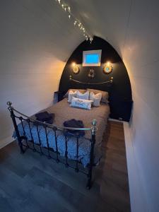 Ένα ή περισσότερα κρεβάτια σε δωμάτιο στο Dolafon luxury glamping pod 1 with hot tub