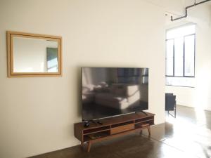 ロサンゼルスにあるLofts of downtownの壁に薄型テレビが取り付けられたリビングルーム