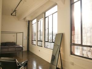 ロサンゼルスにあるLofts of downtownの窓とベッドと絵のある部屋